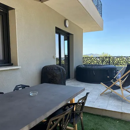 T2 Jacuzzi Et Vue Apartman *